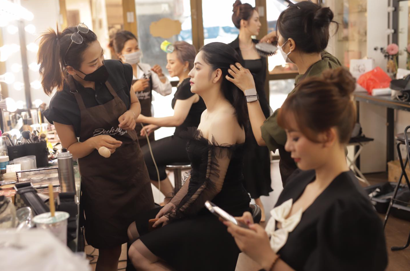 Nên đi học makeup hay học nấu ăn 