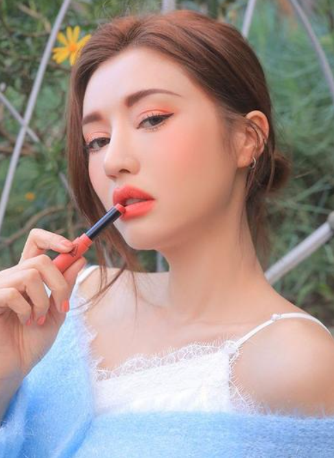 kiểu trang điểm tone cam năm 2023 