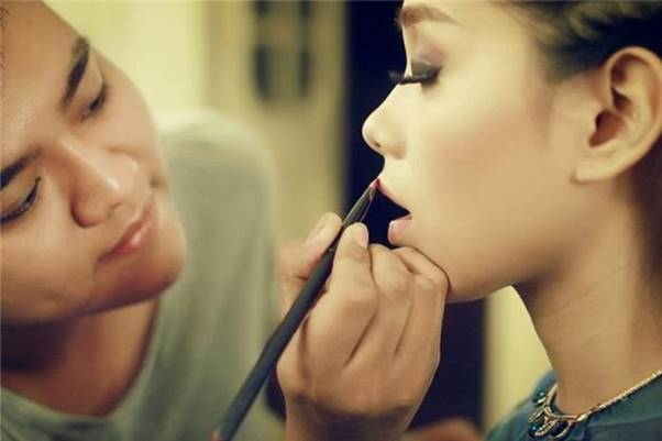 kinh nghiệm học nghề trang điểm tại Hà Nội