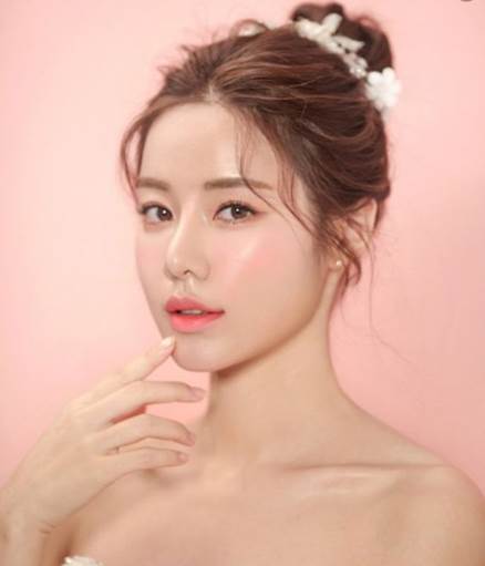 Trang điểm cô dâu theo phong cách glowy
