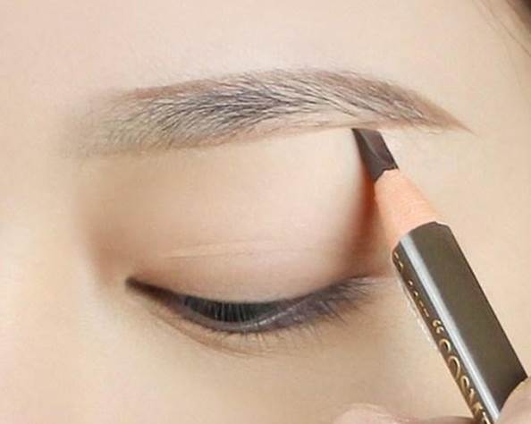 Kẻ chân mày theo xu hướng trang điểm Hàn Quốc