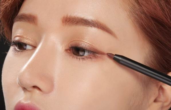 Sử dụng tông màu nâu nhạt để đánh mắt