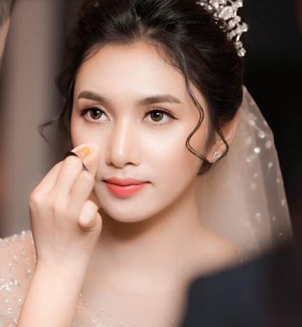 Đánh phấn má hồng với lớp chấm nhẹ nhàng
