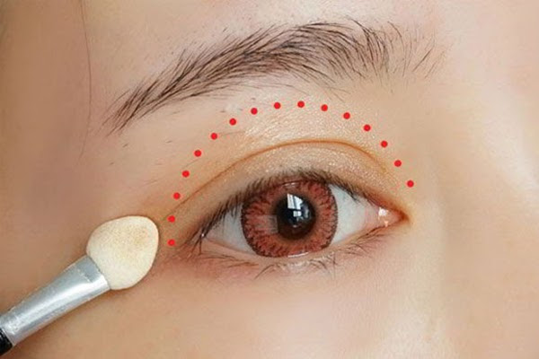 Có thể dùng tay hoặc cọ trang điểm tán đều kem giúp mắt cho chiều sâu hơn