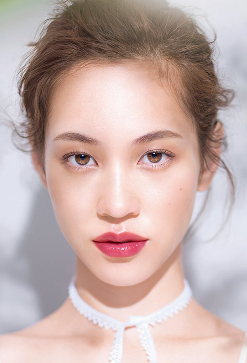 Lông mày tự nhiên với phong cách makeup Nhật.