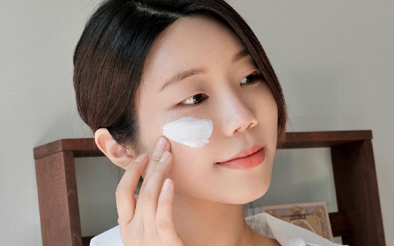 ​Bạn cần thoa kem chống nắng thường xuyên để bảo vệ da