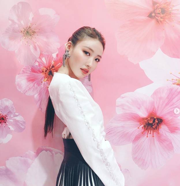 Son môi hồng san hô giúp đôi môi thêm quyến rũ