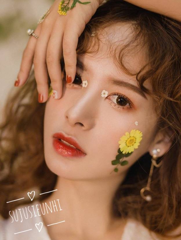 Makeup vẽ hoa trên mặt