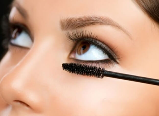 Chuốt mascara giúp mắt đẹp hơn.