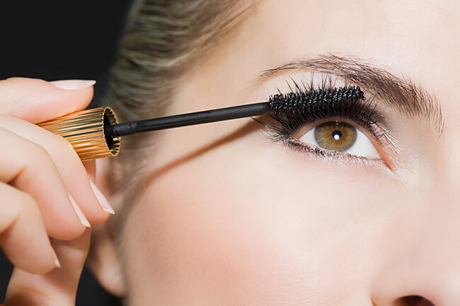 Mở to mắt khi chuốt mascara.