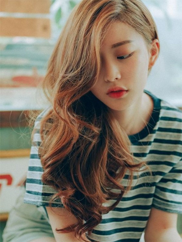 Tóc xoăn gợn sóng bồng bềnh là kiểu tóc phù hợp với mắt xếch.