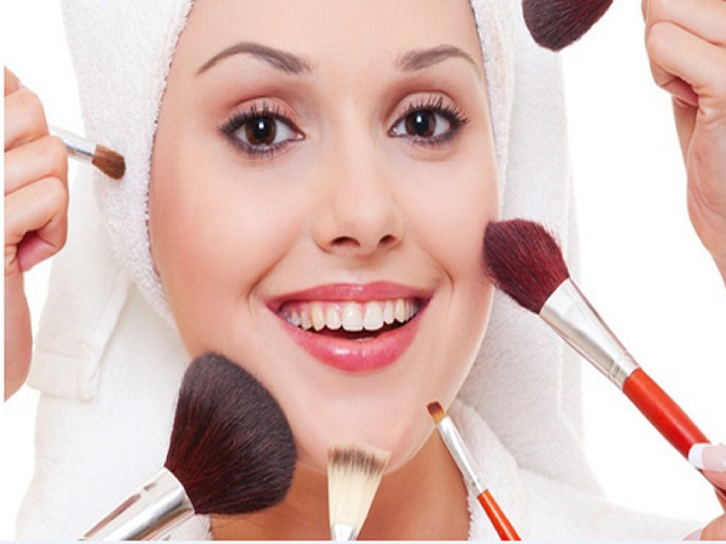 Nên học makeup hay phun xăm 