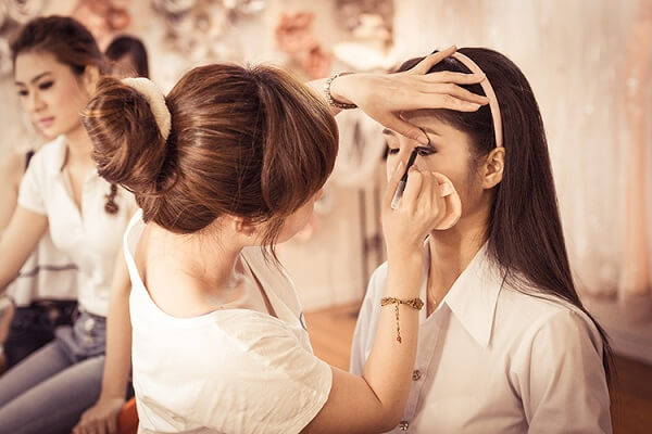 Nên học makeup hay phun xăm 