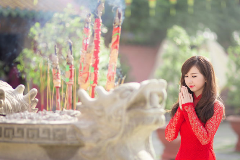 Nên hay không khi trang điểm đi chùa đầu năm