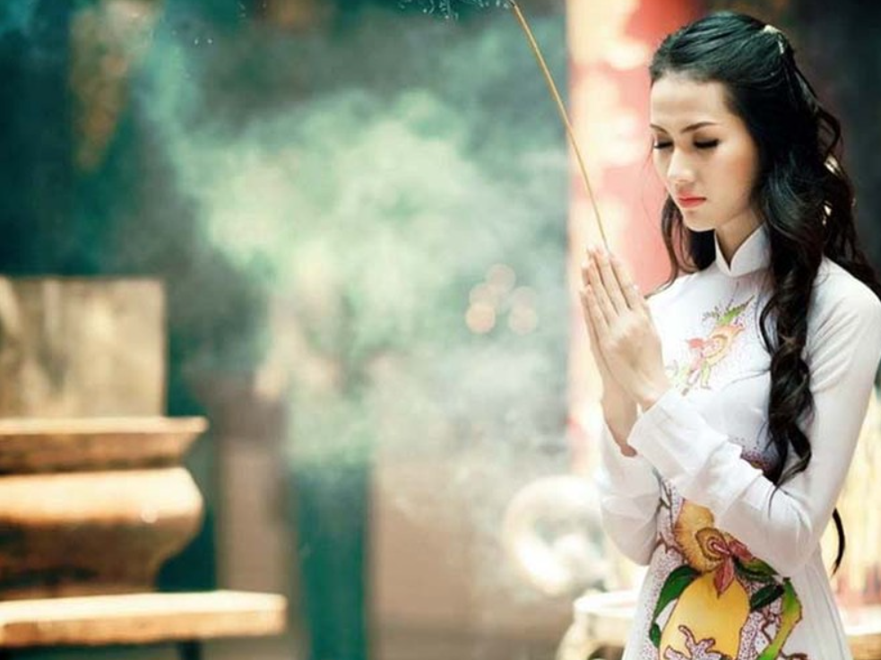 Nên hay không khi trang điểm đi chùa đầu năm