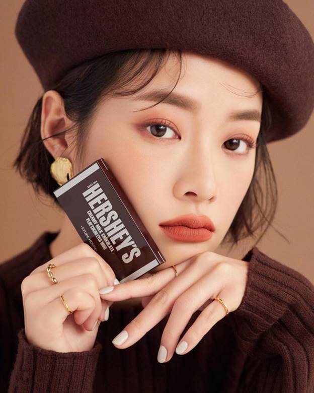 Quyến rũ hết nấc với phong cách Burgundy tone rượu đỏ