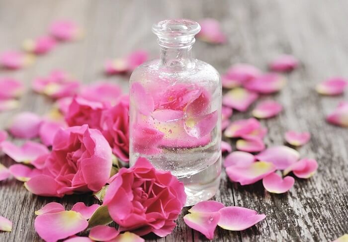 Nước hoa hồng được sản xuất bằng cách chưng cất cánh hoa hồng.