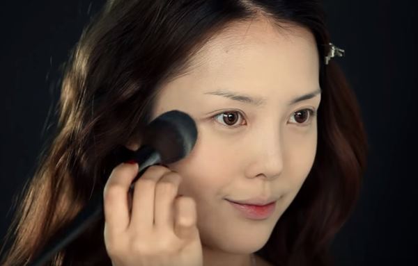 Phấn phủ giúp mặt sáng hơn