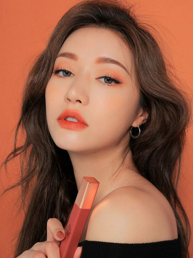 phong cách trang điểm với son đỏ cam