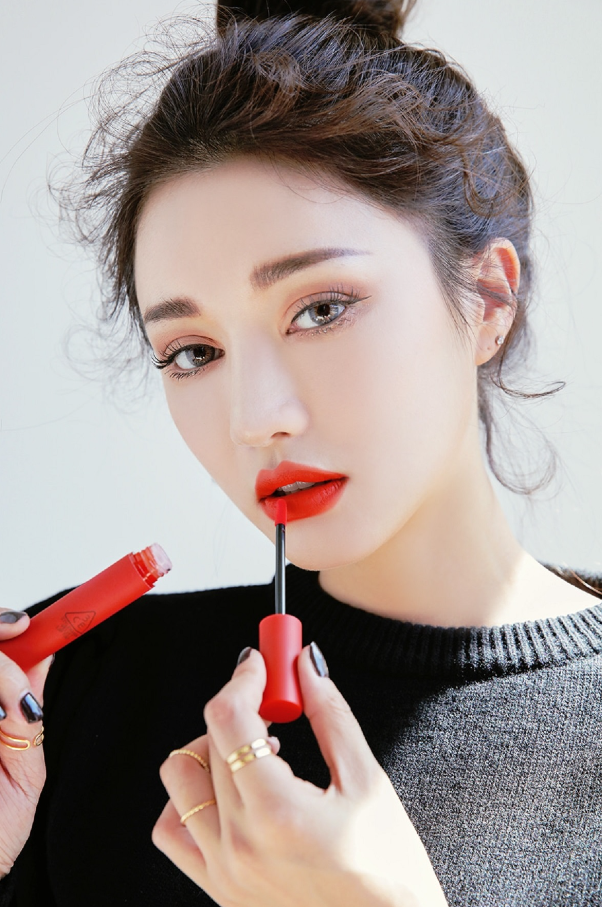 phong cách trang điểm với son đỏ cam