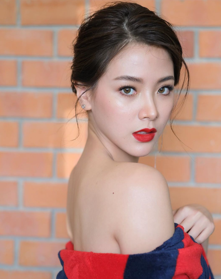 phong cách trang điểm với son đỏ cam