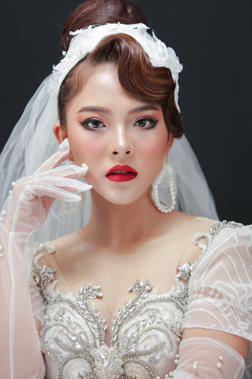 Trang điểm cô dâu tông màu đỏ 