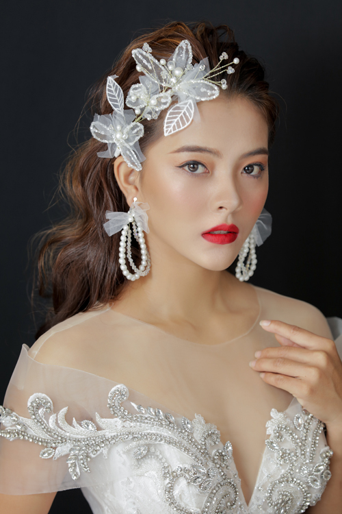 Trang điểm cô dâu tông màu đỏ 1