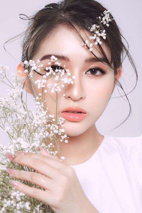 Trang điểm cô dâu nền tráng gương