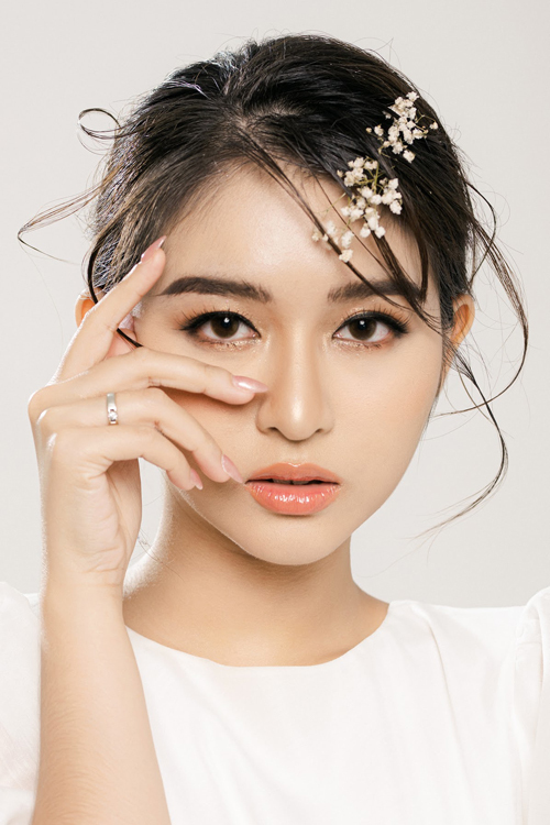 Trang điểm cô dâu nền tráng gương 3