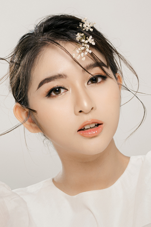Trang điểm cô dâu nền tráng gương 6