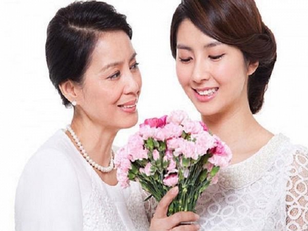 Trang điểm mẹ chồng nàng dâu