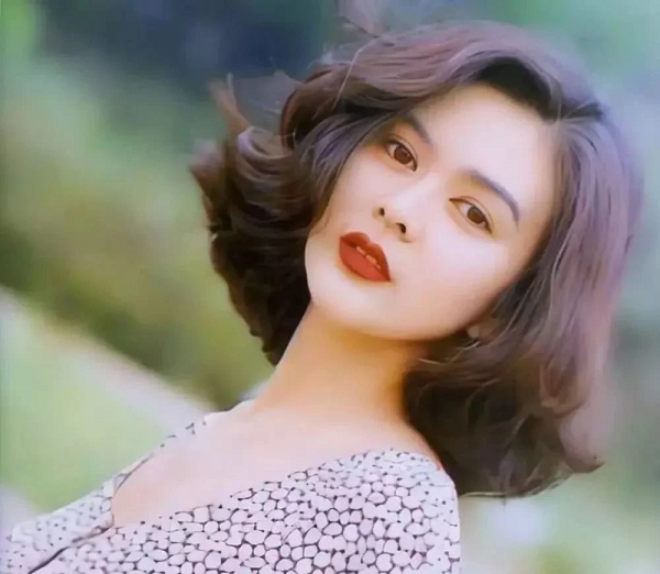 Trang điểm thập niên 90
