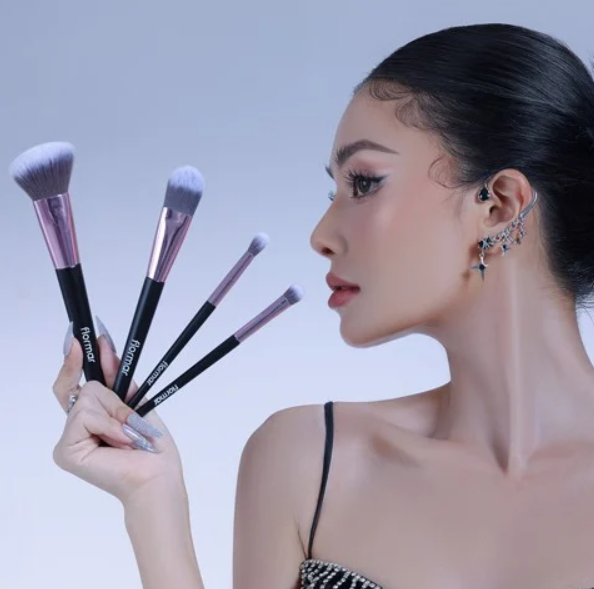 Tại sao cần vệ sinh cọ trang điểm