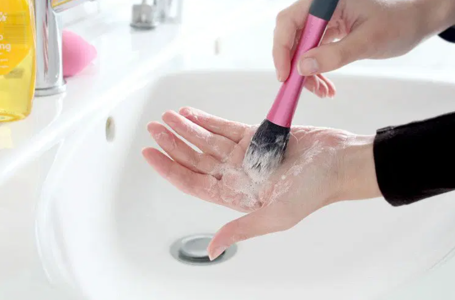 Tại sao cần vệ sinh cọ trang điểm