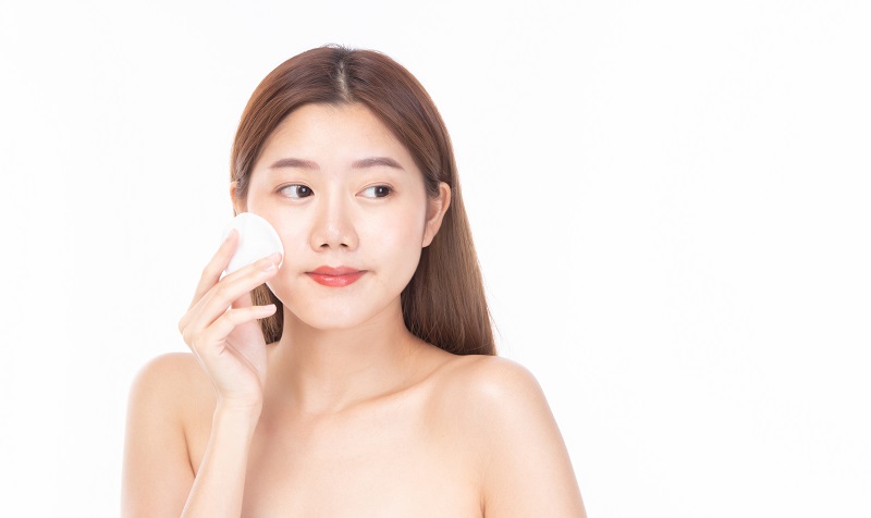 Không trang điểm có cần tẩy trang không?
