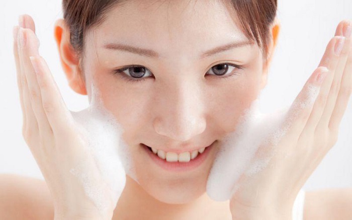 Tẩy trang xong có cần dùng sữa rửa mặt không