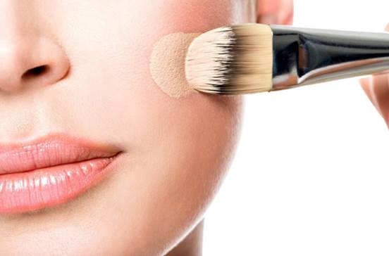Sử dụng kem nền giúp che khuyết điểm khuôn mặt