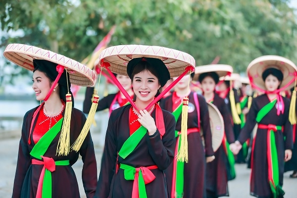 trang điểm biểu diễn sân khấu 