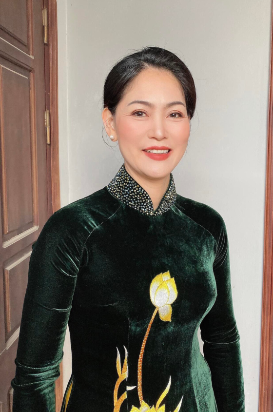 trang điểm cho mẹ cô dâu trẻ trung sang trọng