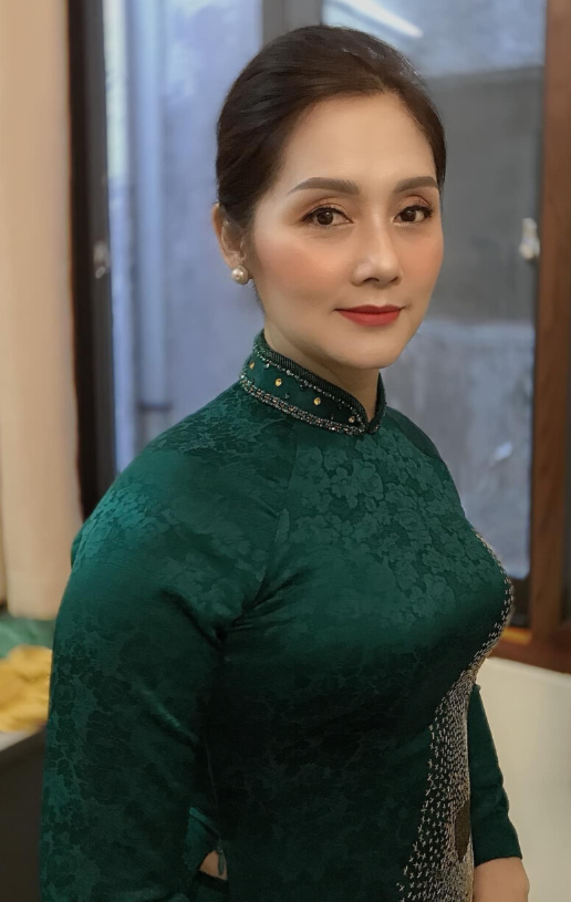 trang điểm cho mẹ cô dâu trẻ trung sang trọng