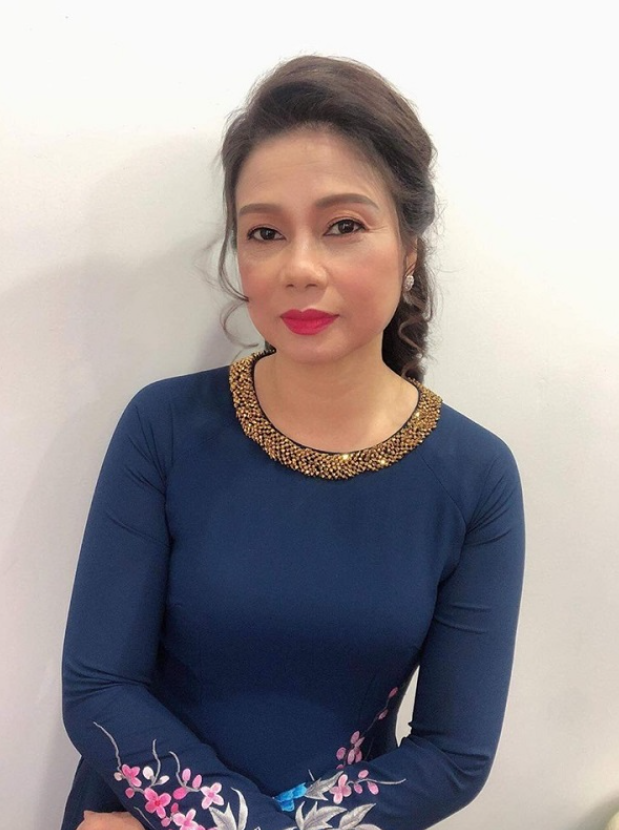 trang điểm cho mẹ cô dâu trẻ trung sang trọng