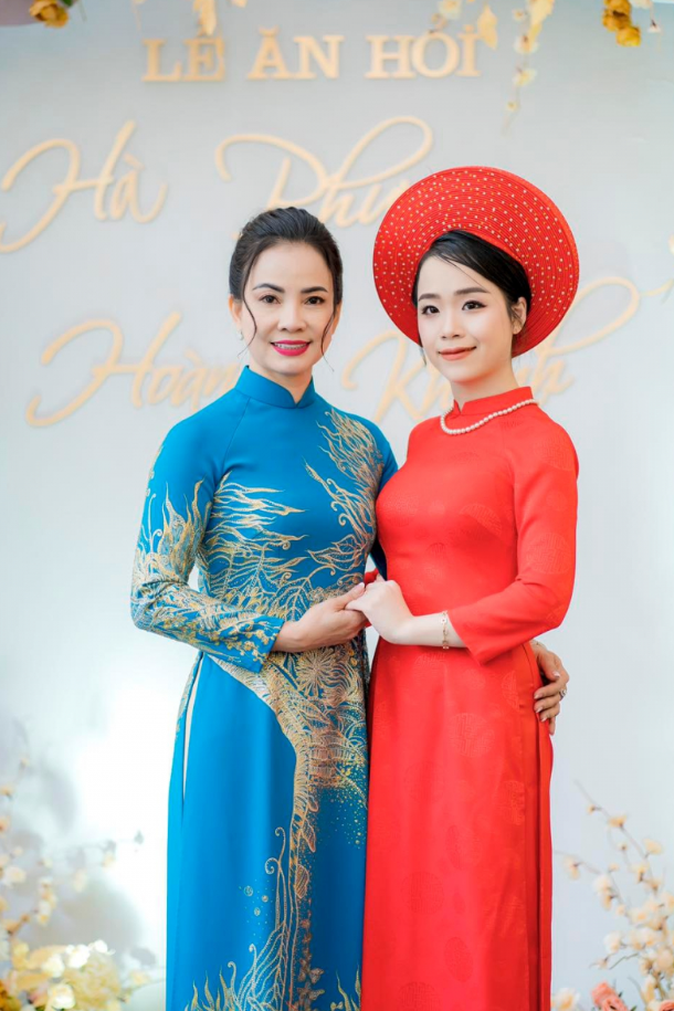 trang điểm cho mẹ cô dâu trẻ trung sang trọng