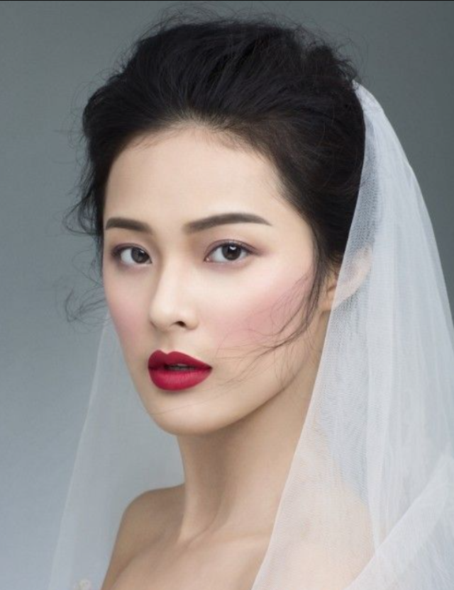trang điểm cô dâu cổ điển đầy mê hoặc