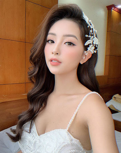 Trang điểm cô dâu mặt nhiều mụn
