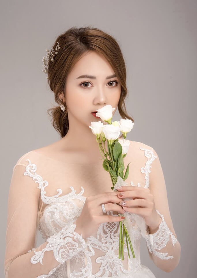 trang điểm cho cô dâu mặt nhỏ
