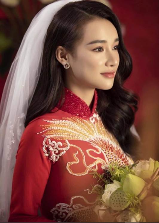 Trang điểm với cô dâu có mái tóc dài