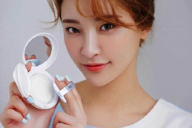 Thường xuyên kiểm tra lại lớp makeup khi bữa tiệc kéo dài