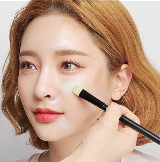 Không sử dụng quá nhiều kem nền khi trang điểm