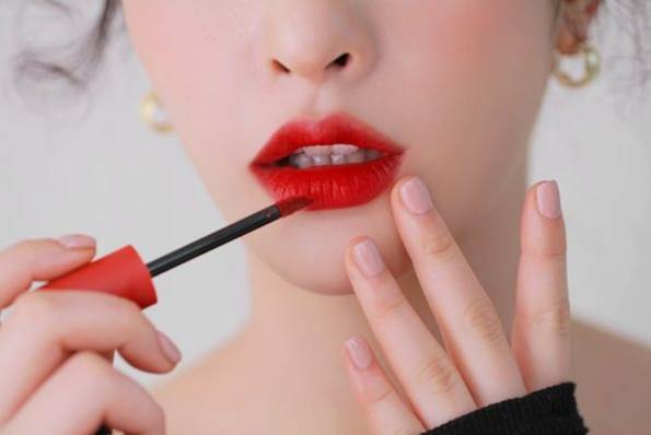 Sử dụng cọ môi khi đánh son