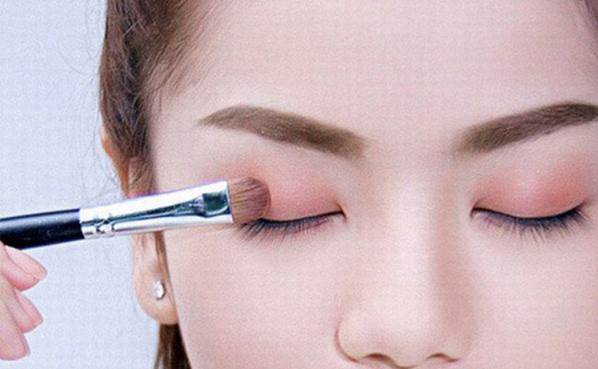 Sử dụng màu phấn mắt phù hợp